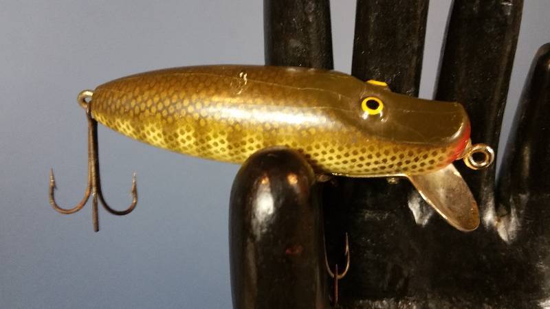 lot 136 image: Vintage Paw-Paw Painted Wooden Fishing Lure