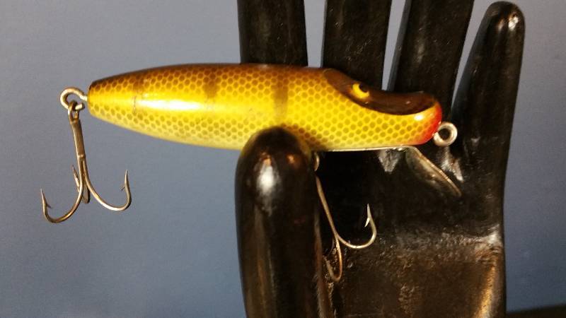 lot 137 image: Vintage Paw-Paw Painted Wooden Fishing Lure
