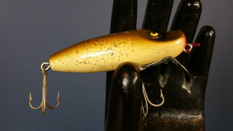 lot 138 image: Vintage Paw-Paw Painted Wooden Fishing Lure