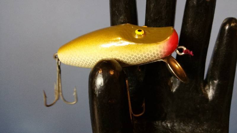 lot 139 image: Vintage Paw-Paw Painted Wooden Fishing Lure