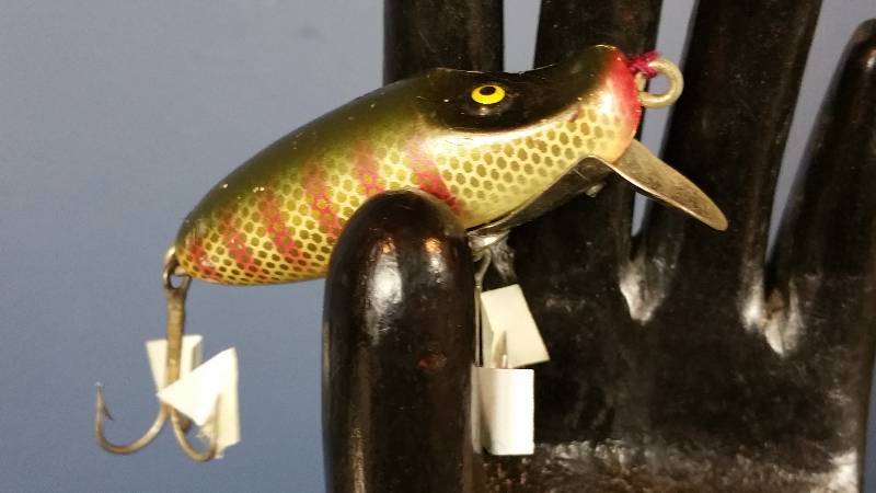 lot 141 image: Vintage Paw-Paw Painted Wooden Fishing Lure