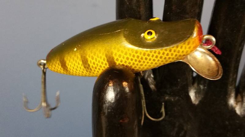 lot 142 image: Vintage Paw-Paw Painted Wooden Fishing Lure