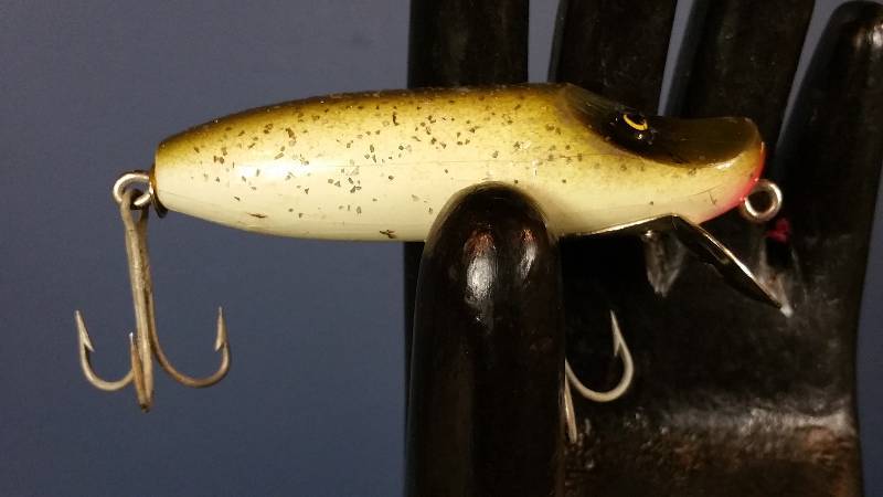 lot 143 image: Vintage Paw-Paw Painted Wooden Fishing Lure
