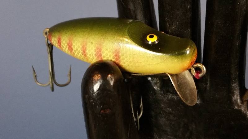 lot 145 image: Vintage Paw-Paw Painted Wooden Fishing Lure