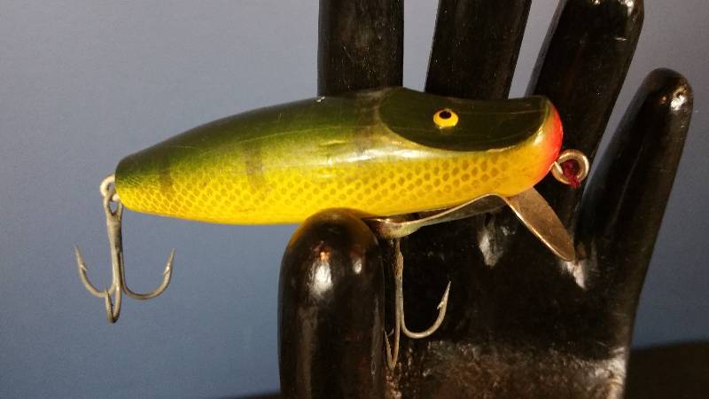 lot 147 image: Vintage Paw-Paw Painted Wooden Fishing Lure
