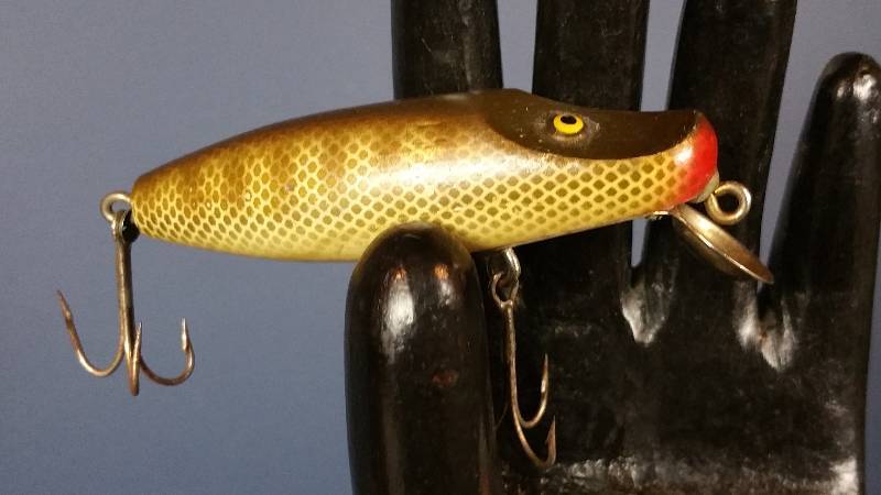 lot 148 image: Vintage Paw-Paw Painted Wooden Fishing Lure