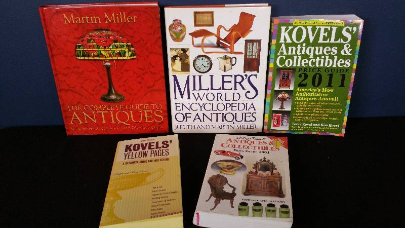 lot 165 image: Lot of (5) Antique Collector Price Guides and Reference Books