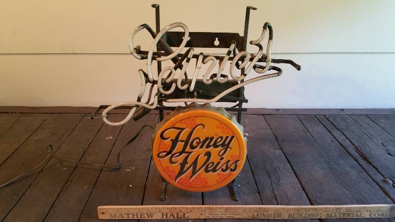 lot 192 image: 20 Leinies Honey Weiss Neon Lighted Sign