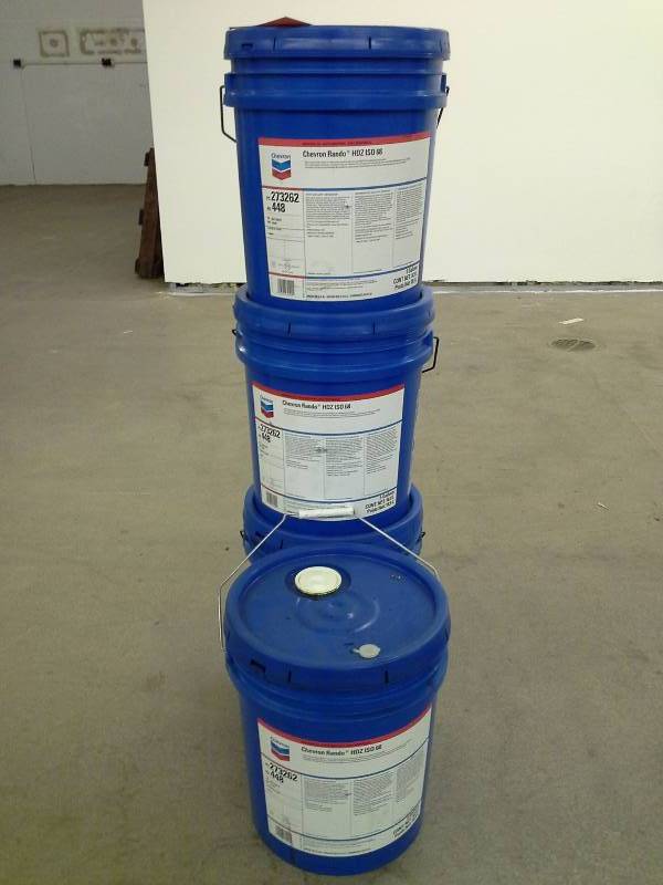lot 52 image: Chevron Rando HDZ ISO 68 - 20 Gallons