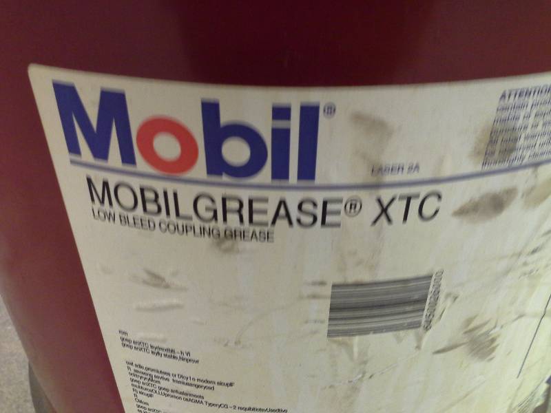 mobil-mobilgrease-xtc-low-bleed-coupling-grease-16-gallons-autumn