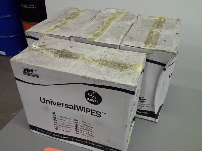 lot 123 image: Deb Universal Wipes - 4 Cases of 4 Containers each containing 150 Wipes