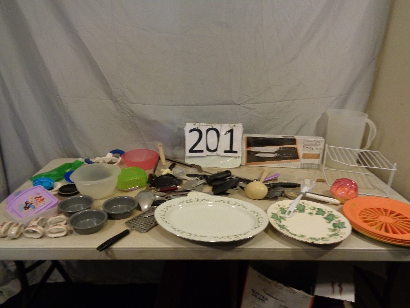 lot 201 image: Kitchen Items