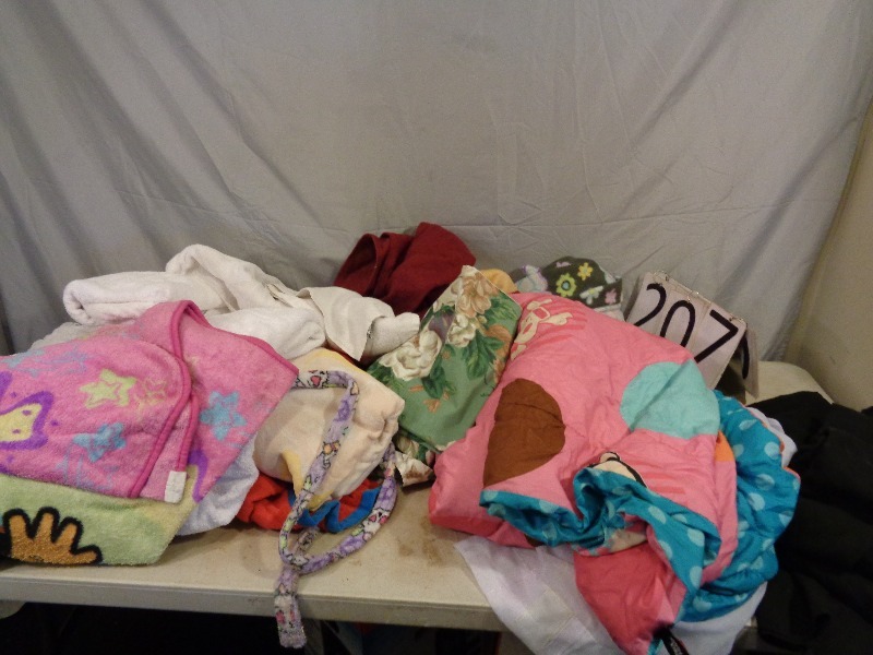 lot 207 image: Linens