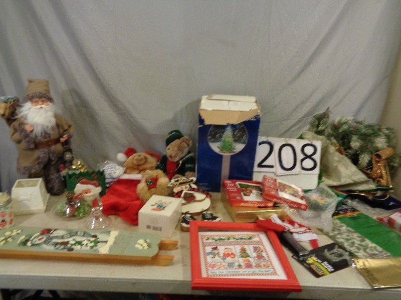 lot 208 image: Holiday Decor