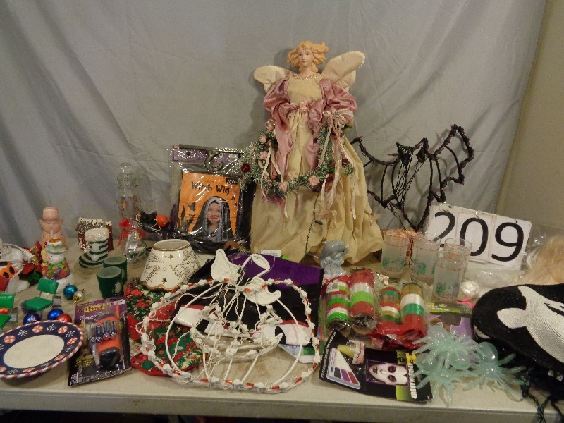 lot 209 image: Holiday Decor