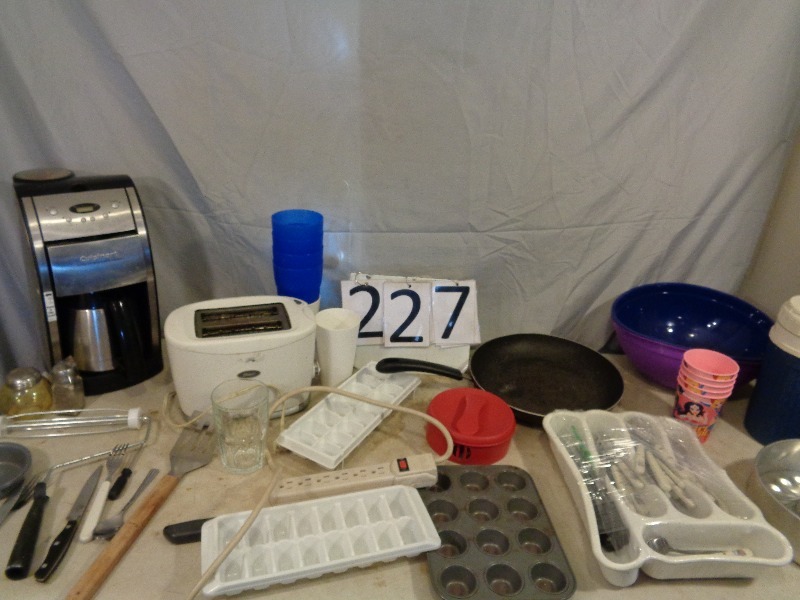 lot 227 image: Kitchen Items