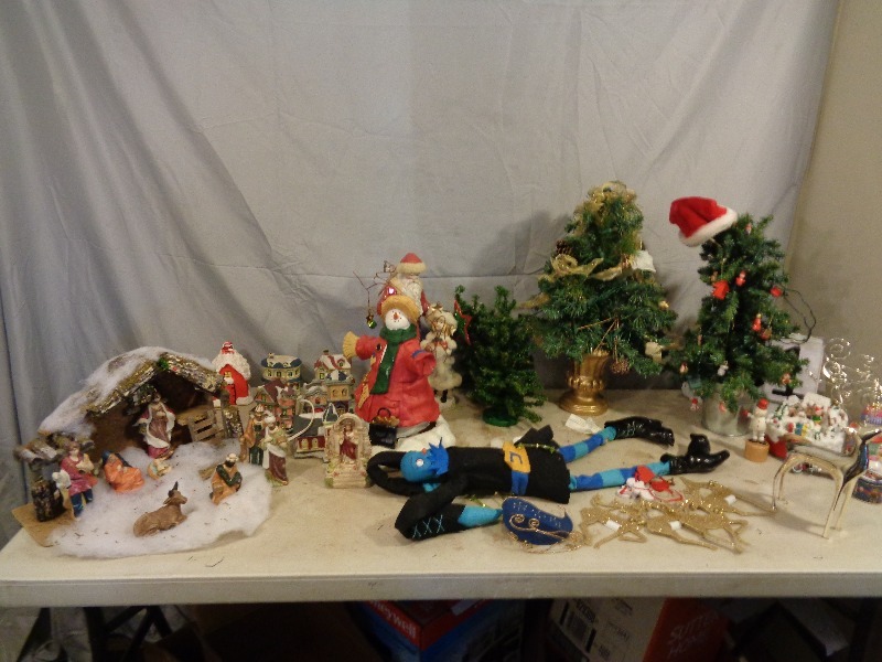 lot 231 image: Holiday Items