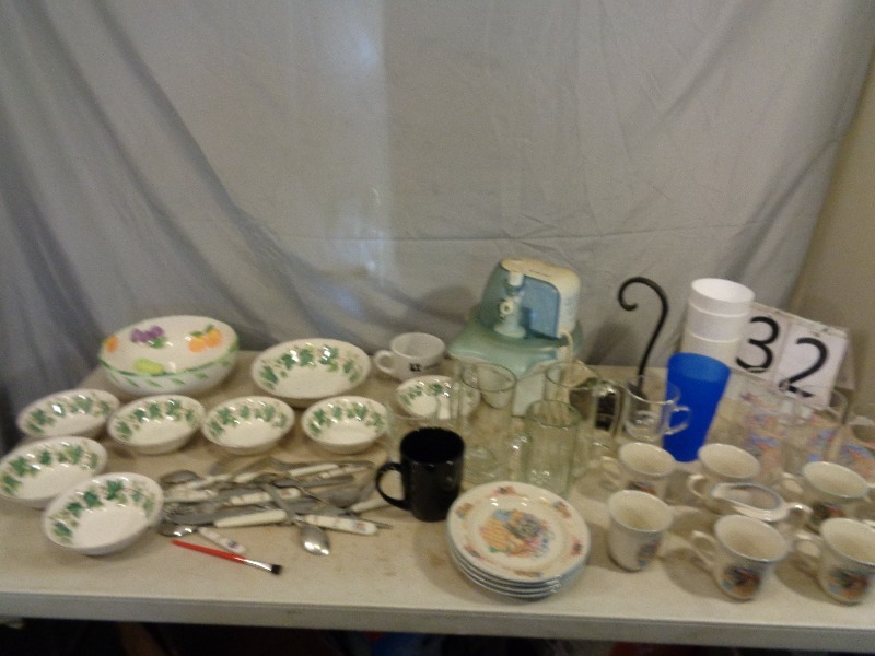 lot 232 image: Kitchen Items