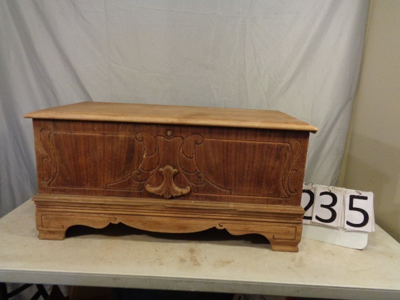 lot 235 image: Wood Trunk