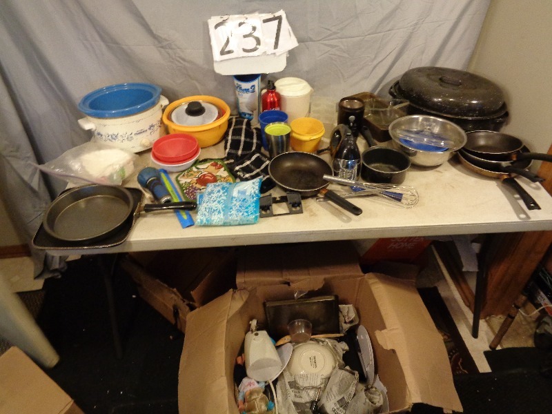 lot 237 image: Kitchen Items