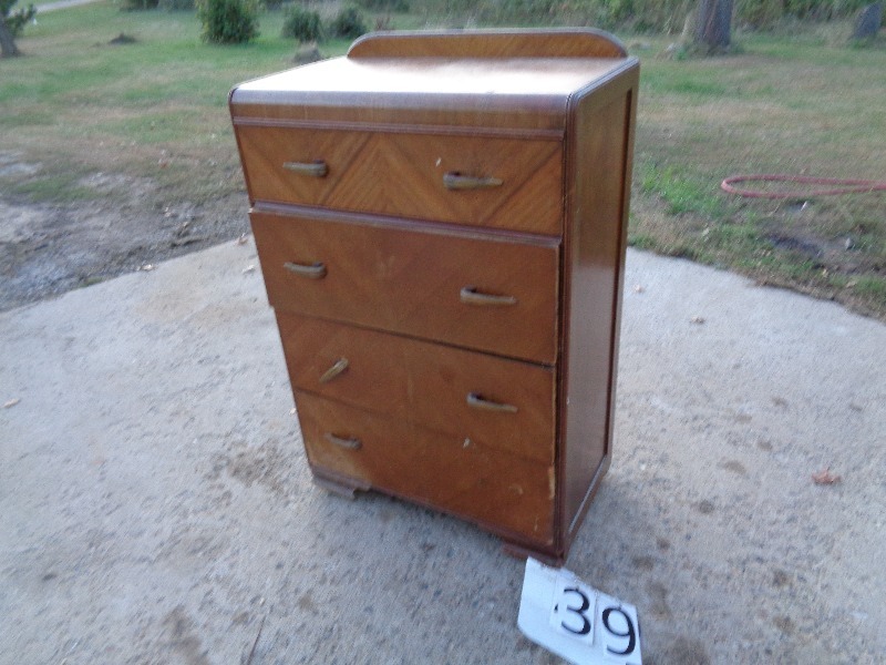 lot 39 image: 4 Drawer Dresser