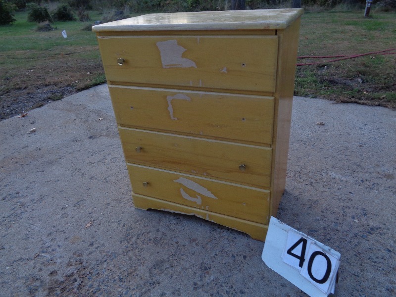lot 40 image: 4 Drawer Dresser