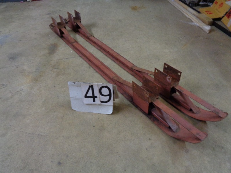 lot 49 image: Steel Ice House Skis