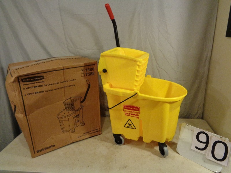 lot 90 image: New Rubbermaid Mop Bucket and Wringer