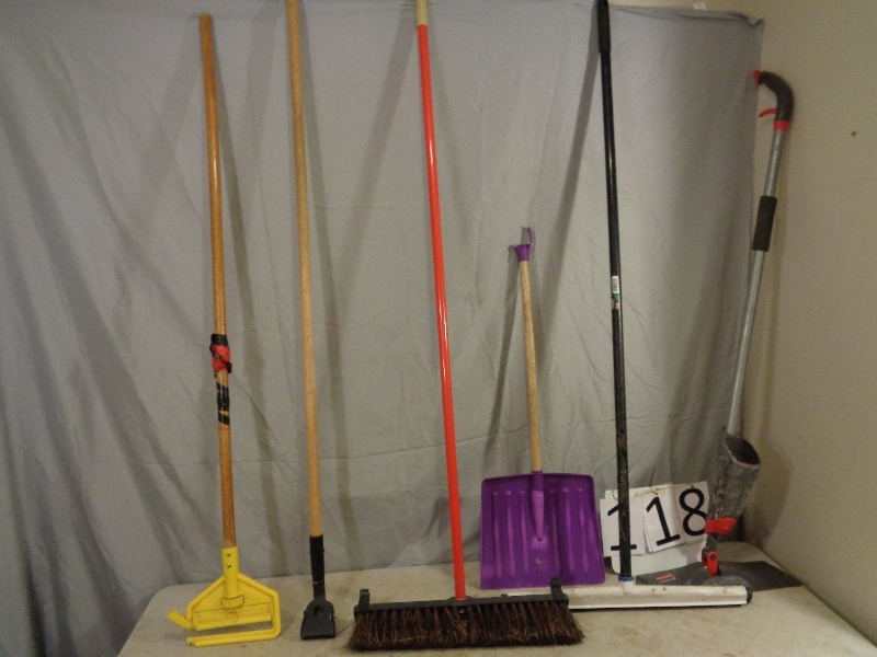 lot 118 image: Long Handle Tools