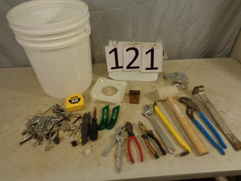 lot 121 image: Bucket with Assorted Tools