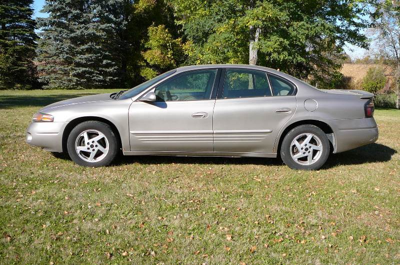 lot 1 image: 2003 Pontiac Bonneville