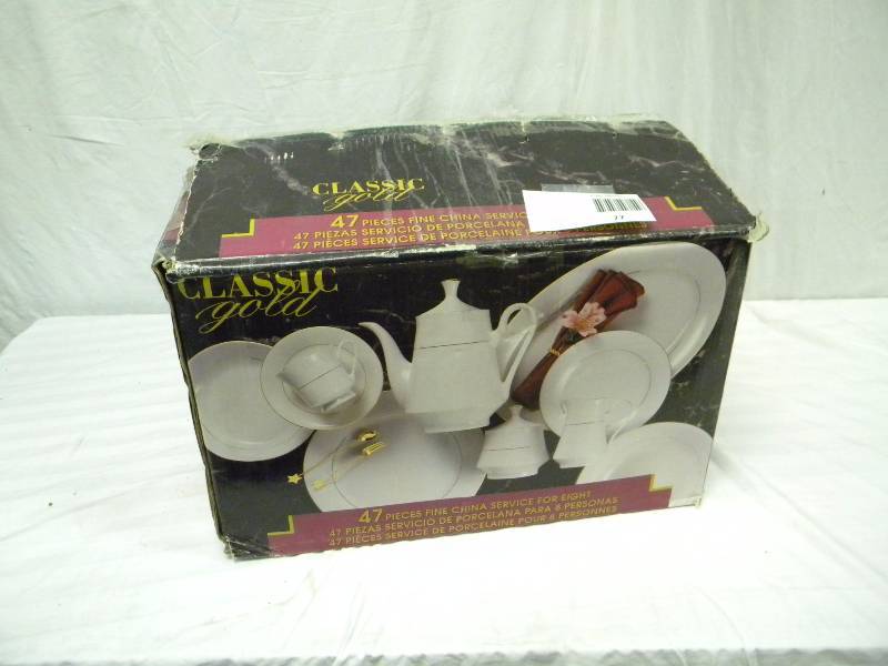 lot 77 image: Classic Gold China Set