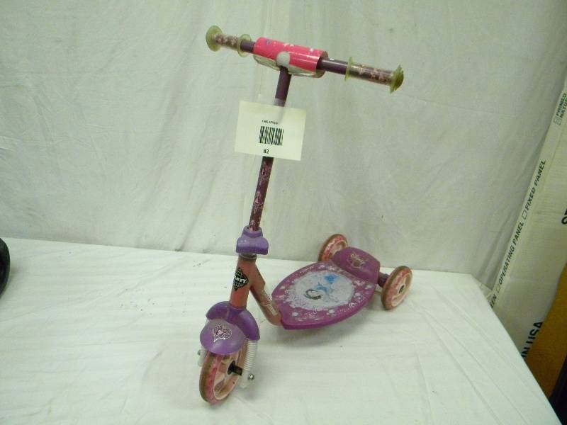 lot 82 image: Huffy Scooter