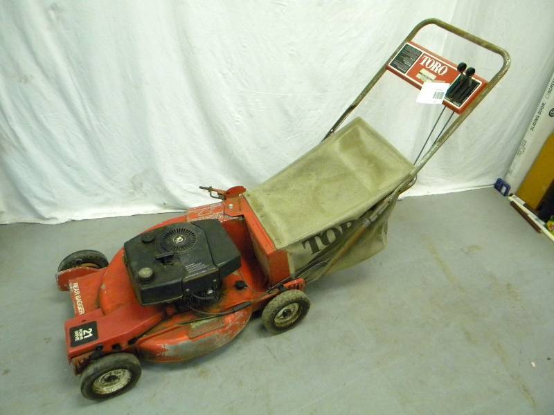 lot 33 image: Toro Lawn Mower