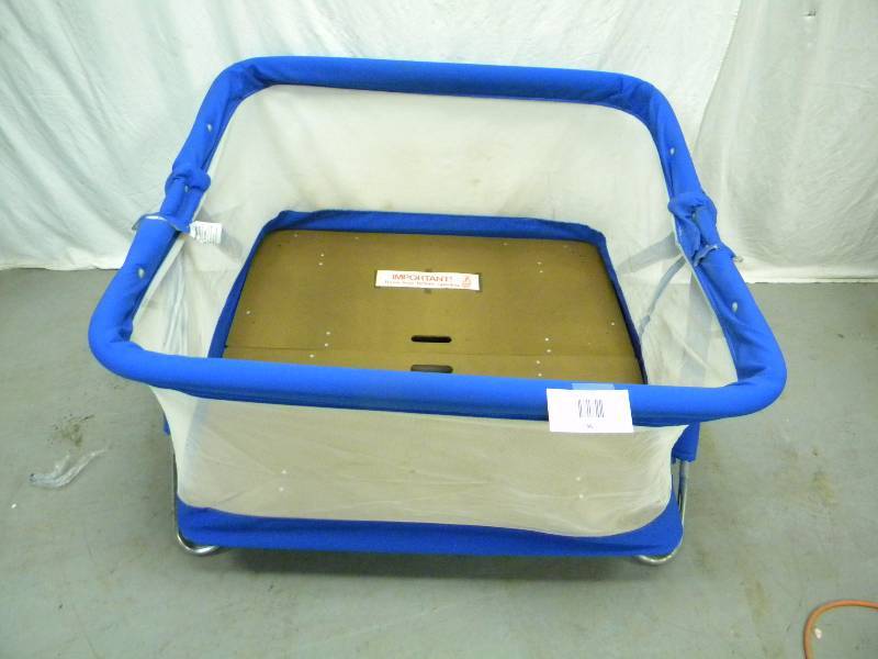 lot 36 image: Collier Play Pen