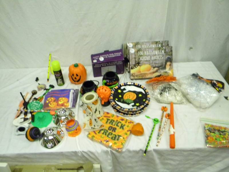 lot 61 image: Halloween Decor Lot
