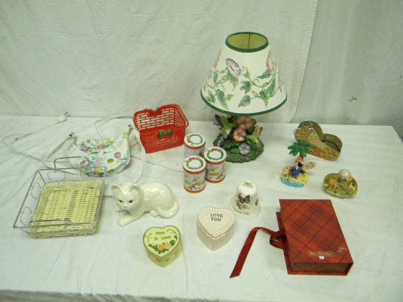 lot 64 image: Home Decor Lot