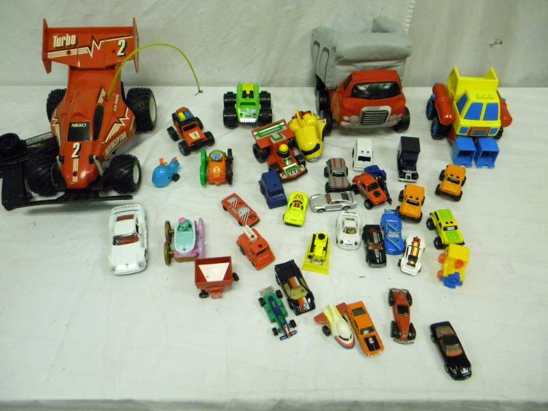 lot 17 image: Vintage Toy Lot
