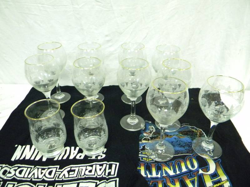 lot 127 image: Glasswear