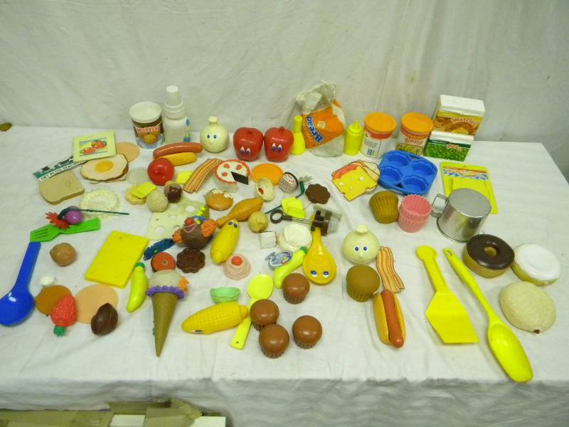 lot 150 image: Vintage Toy Kitchen Lot