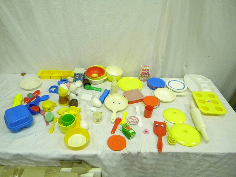 lot 151 image: Vintage Toy Kitchenware Lot
