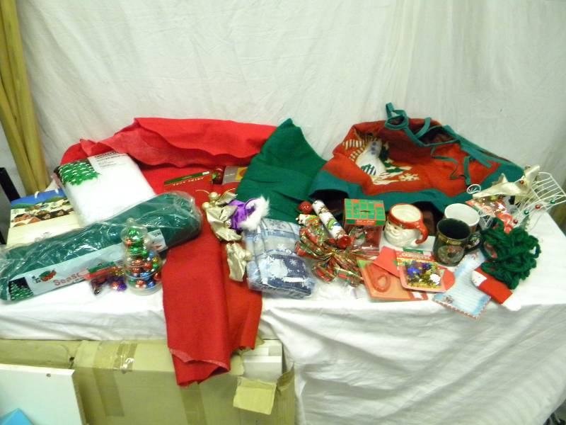 lot 156 image: Holiday Decor Lot