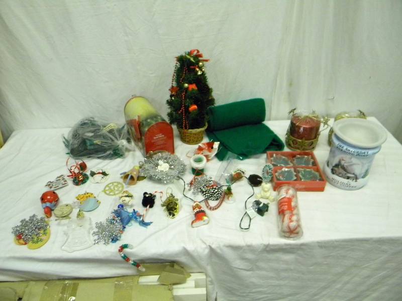 lot 163 image: Holiday Decor Lot