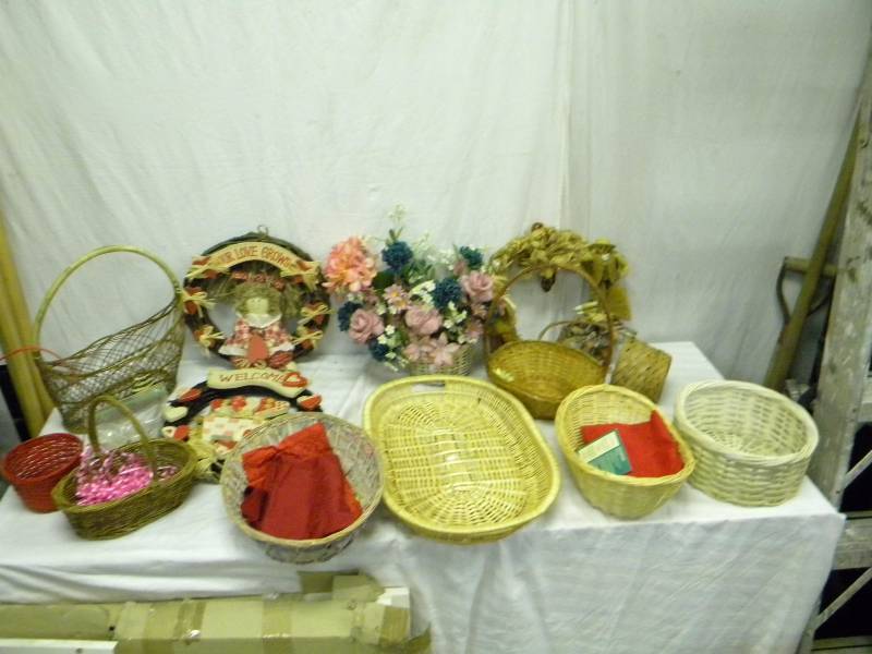 lot 185 image: Lot of Wreaths and Baskets