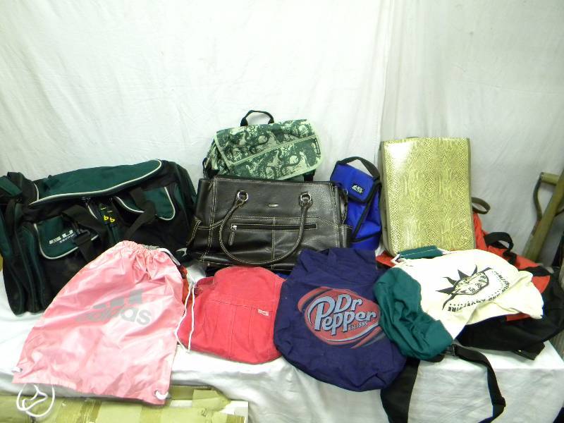 lot 186 image: Travel Bag Lot
