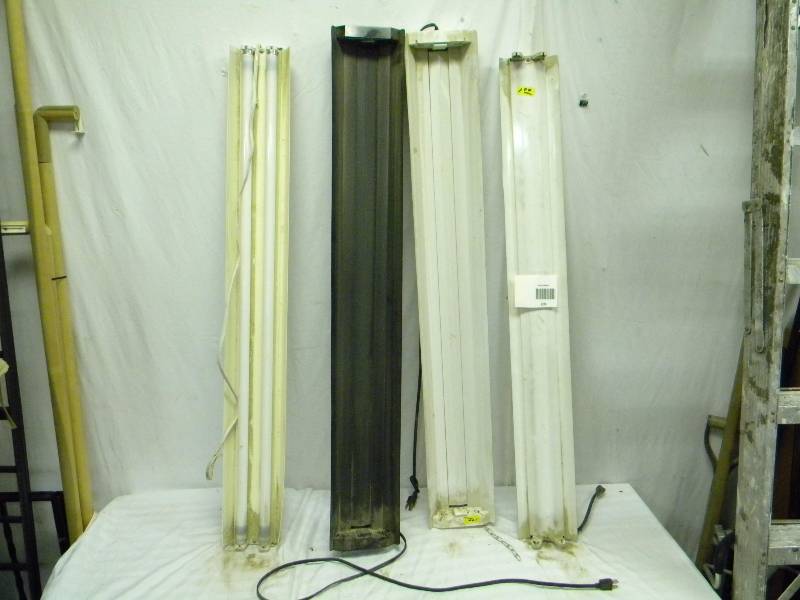 lot 209 image: Fluorescent Light Fixtures