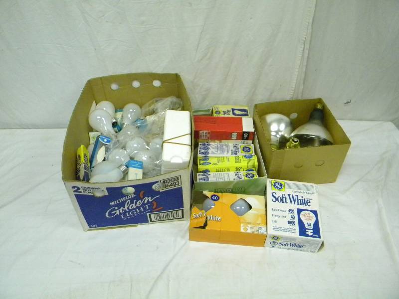 lot 214 image: lot of Light Bulbs