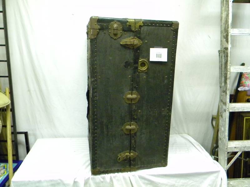 lot 2 image: Early 1900s Travel Trunk