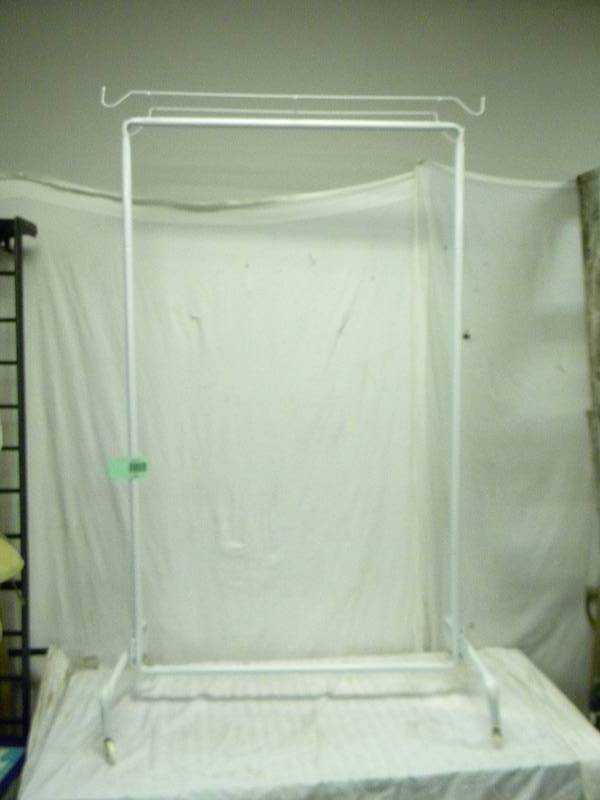 lot 253 image: White Metal Clothing Rack