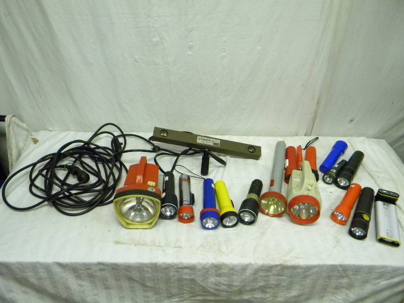 lot 312 image: Vintage Flashlight Lot